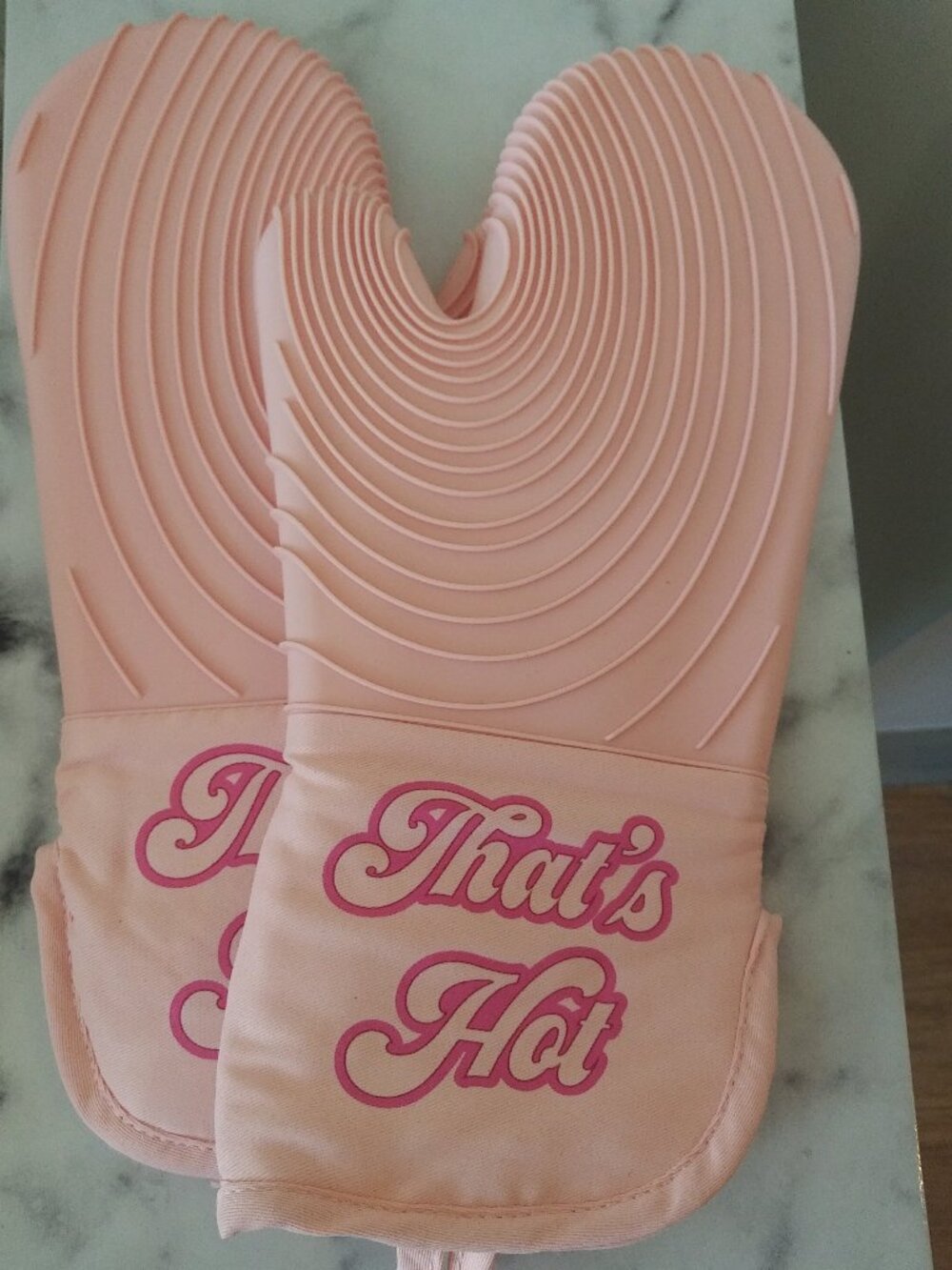 Pink oven mitts - set of 2 - slip-resistant silicone - new in packaging